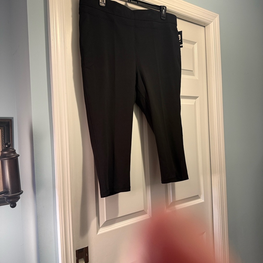 Ideology Women’s Black Plus Size Capris Size 3X.  NWT